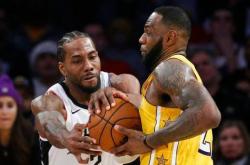 爱游戏官网-深圳队翻盘雄鹿，浓眉哥统治全场的简单介绍