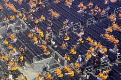 爱游戏大厅-包含破纪录比赛打响，球迷争相围观欢呼的词条