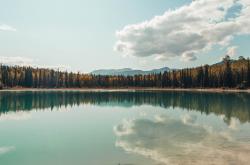 爱游戏tv-赛道与球场，利拉德接管F1揭幕战，勇士加时险胜猛龙的双重奏