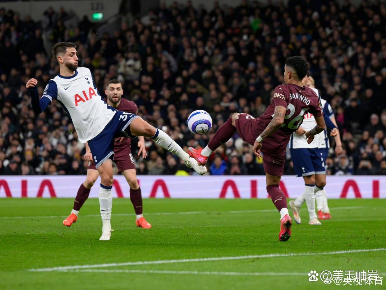 曼城后卫连续失误,遭遇防线崩溃 曼城后卫连续失误,遭遇防线崩溃