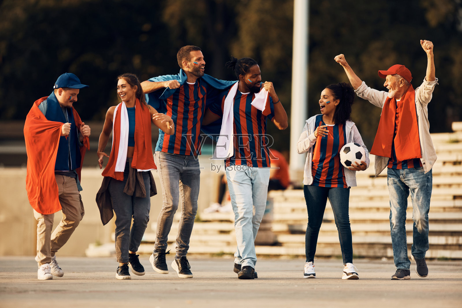 包含破纪录比赛打响，球迷争相围观欢呼的词条