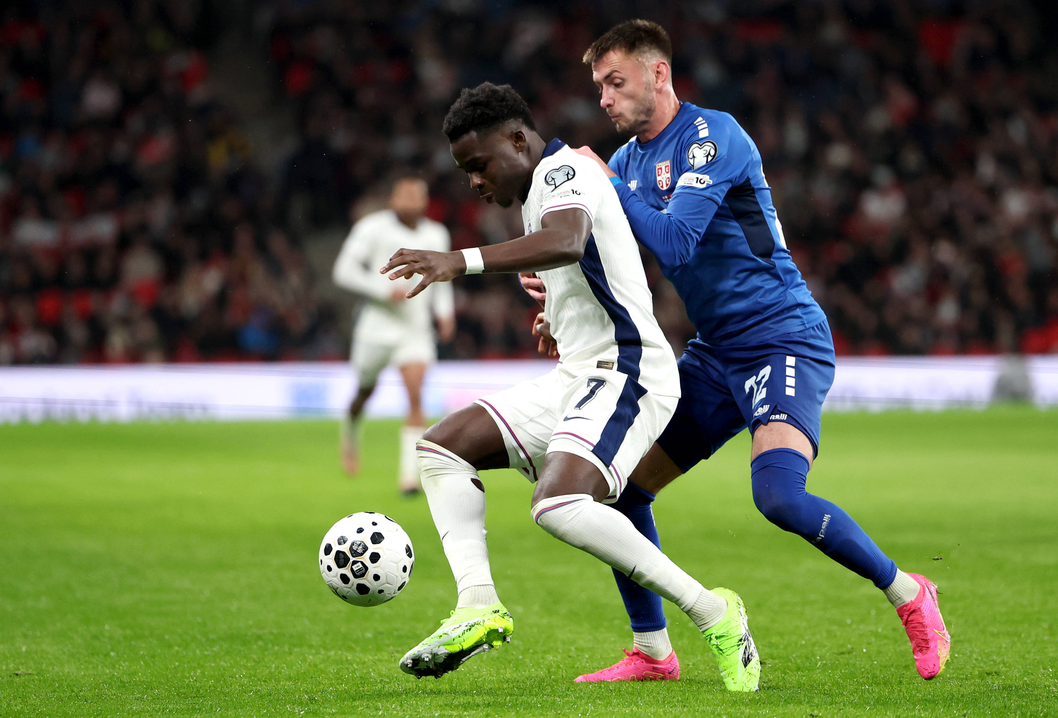 英格兰队在足球比赛中掀起热潮