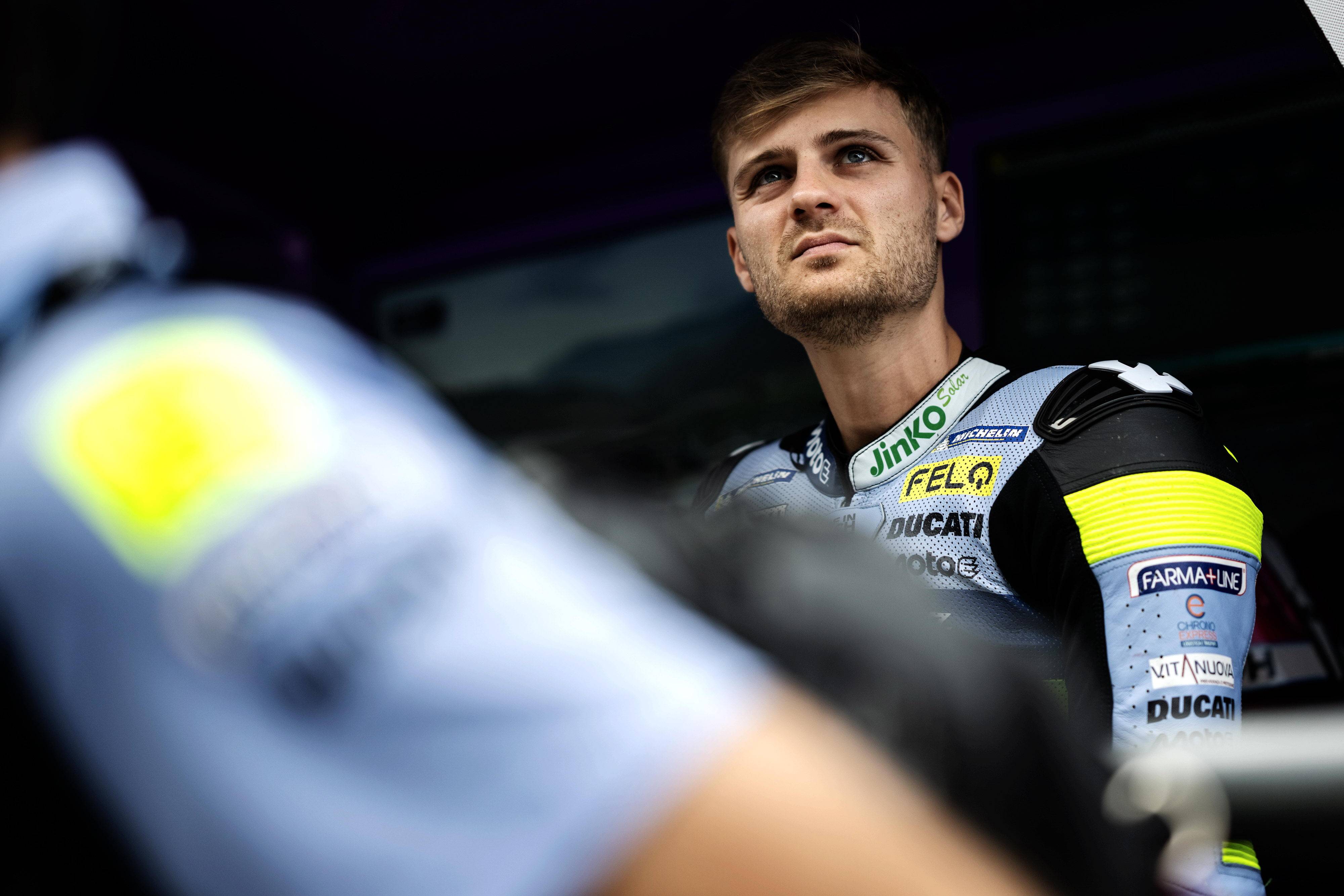 奥地利选手在篮球比赛中勇夺奖杯